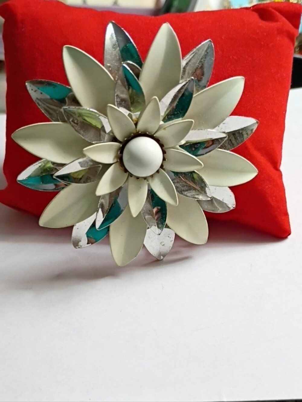 Sarah Coventry Cream & Silver Enamel Flower Vintage Brooch